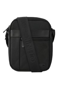 Czarna torba na ramię wykonana z trwałego materiału syntetycznego, z zamykaną na zamek główną komorą, regulowanym paskiem i płaskim przednim panelem.