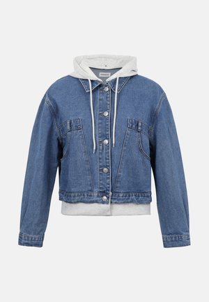 Μπλε τζιν μπουφάν με λευκή κουκούλα και κορδόνια, κούμπωμα με κουμπιά μπροστά και δύο τσέπες στο στήθος, πάνω σε απλό φόντο.