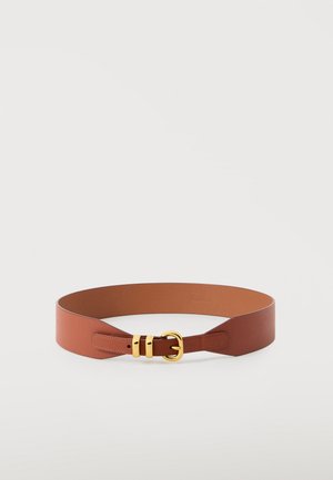Ceinture large en cuir marron avec une boucle dorée et deux passants dorés, posée à plat sur un fond blanc.