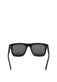 Lunettes de soleil rectangulaires noires avec des verres foncés et des branches fines et courbées, avec de petits accents bleus près des charnières.