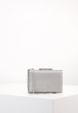 Stříbrná kabelka do ruky s texturovaným povrchem, obdélníkového tvaru, kovovým zapínáním a odnímatelným řetízkovým popruhem. Jednoduchý a elegantní design.