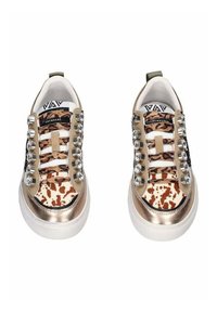 Sneakers con parte superiore in oro metallico e design a stampa animale, con borchie decorative argentate lungo i lacci e suola in gomma bianca.