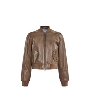 Jachetă bomber din piele maro cu fermoar frontal, manșete ribbate și două buzunare laterale înclinate. Textură netedă și design scurt.