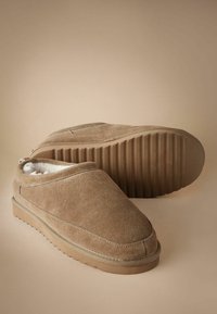 Next REGULAR FIT SIGNATURE - Papuče - taupe brown