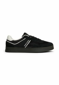 Czarne niskie sneakersy z białym piętkiem, czarną podeszwą i oznaczeniem "Tommy Jeans" z boku, przedstawione w profilu na białym tle.