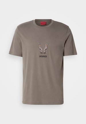 Olivenfarget bomulls T-skjorte med rund hals, som har to broderte hunder og «HUGO» tekst under. Korte ermer og løs passform.