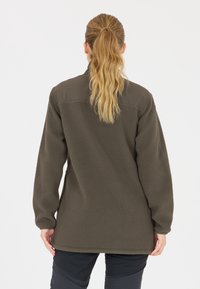 Giacca in pile grigia con superficie texturizzata, colletto con zip e maniche lunghe. Presenta una sezione superiore di colore marrone solido e un design con spalle scese.