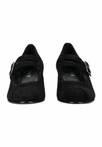 Zapatos de ante negro con punta redondeada y tacón bajo, con dos tiras paralelas y una hebilla plateada en cada zapato.