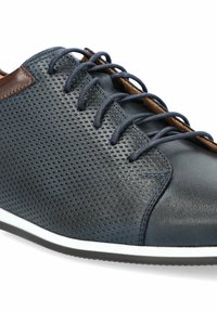 Granatowe trampki z perforowanym syntetycznym wierzchem, gładkimi skórzanymi akcentami, ciemnymi sznurówkami oraz białą gumową podeszwą. Regulowane zapięcie na sznurówki.