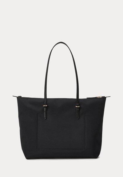 Sac cabas rectangulaire noir avec deux poignées fines et une fermeture éclair sur le dessus, sur un fond uni.