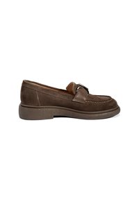 Braune Wildleder-Loafer mit dekorativem silbernen Beschlag, abgerundeter Spitze und strukturiertem Gummisohle. Flachprofiliertes Design geeignet für legere Kleidung.