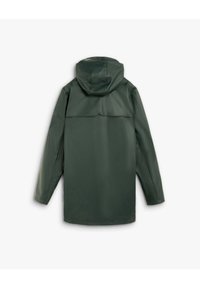 Abrigo de lluvia impermeable de color verde oscuro con capucha, visto desde la parte de atrás, con mangas largas y una solapa ventilada en la parte superior de la espalda.