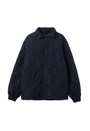 Chaqueta acolchada de color azul marino con botones a presión, cuello, bolsillos laterales y puños elásticos, exhibida sobre un fondo blanco.