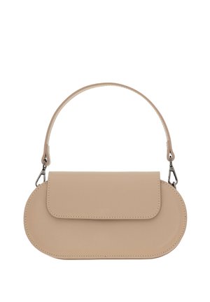 Beżowa skórzana torebka o zaokrąglonym prostokątnym kształcie, z zapięciem na klapę i pojedynczą górną rączką przymocowaną metalowymi klamrami.