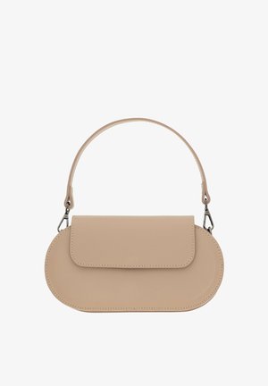 Beżowa skórzana torebka o zaokrąglonym prostokątnym kształcie, z zapięciem na klapę i pojedynczą górną rączką przymocowaną metalowymi klamrami.