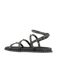 Sandali neri con cinturini in pelle e dettagli in metallo. Suola piatta con cuciture dorate sul bordo. Design semplice con cinturini regolabili.