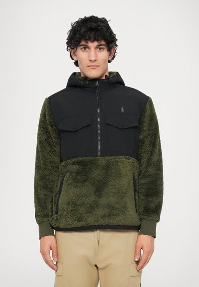 Fleece ja nailonist kapuutsiga jakk, roheline ja must, millel on lukuga sulgemine, rinna taskud ja elastsed mansetid. Pehme tekstuur kontrastse disainiga.
