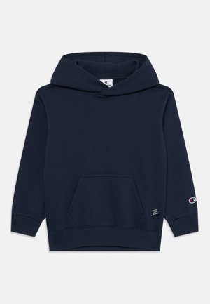 Námořnický modrý mikina s kapucí vyrobená z měkké látky, s přední kapsou a logem na levém rukávu. Jednoduchý design.