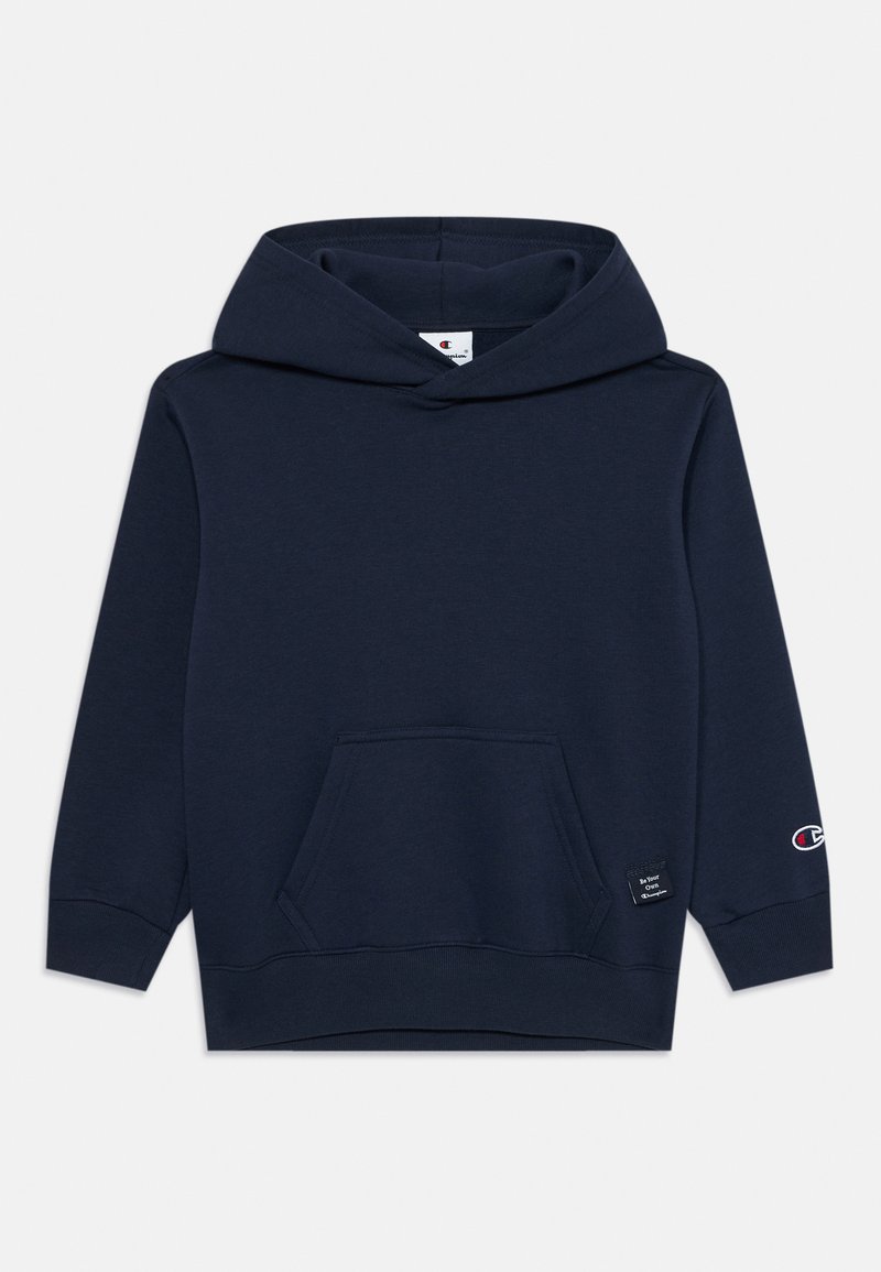 Sweatshirt azul-marinho com capuz, feito de um tecido suave, com um bolso frontal tipo pouch e detalhe do logotipo na manga esquerda. Design simples.