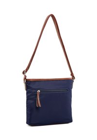 Borsa a tracolla in nylon blu navy con una cintura in pelle marrone, dotata di una tasca frontale con zipper e un design semplice e rettangolare.