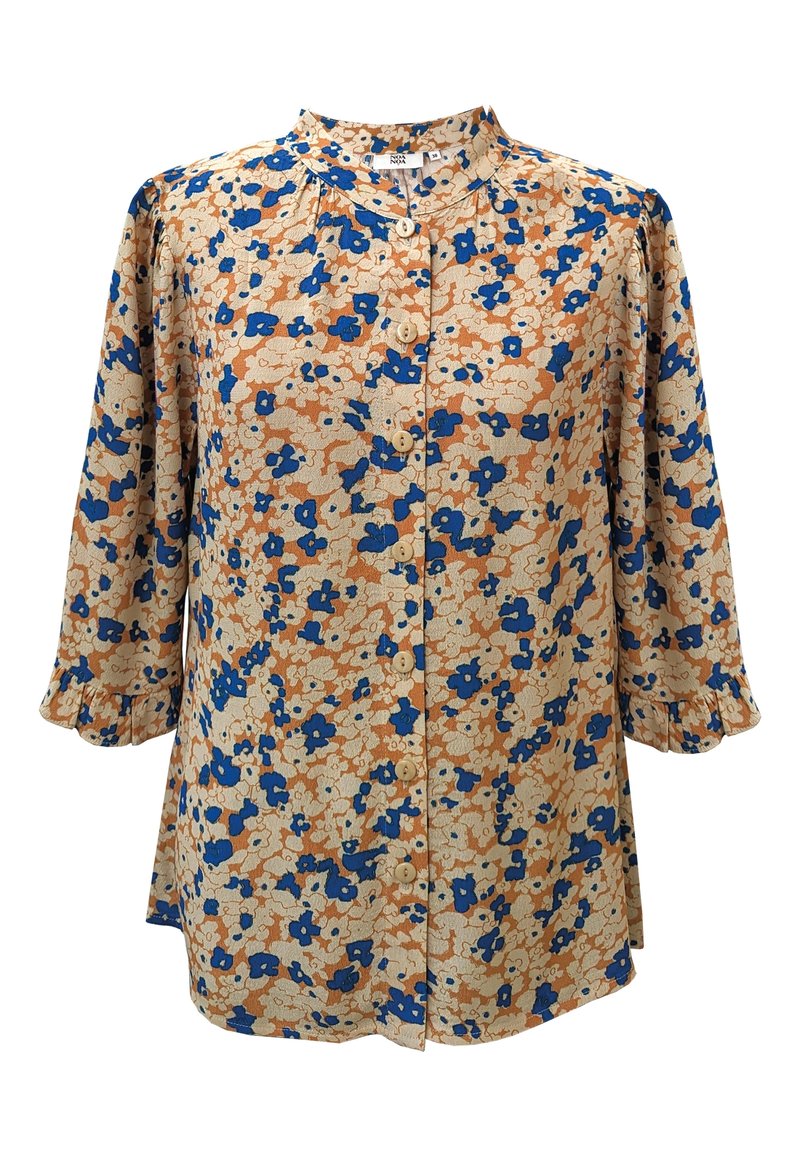 Blouse à manches longues avec fond beige et imprimé floral bleu et marron, fermeture boutonnée à l'avant et léger volant aux poignets.