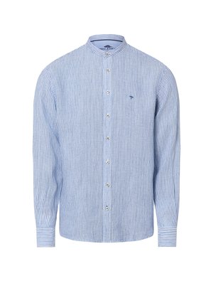 Hellblau-weiß gestreiftes Hemd mit langen Ärmeln, Stehkragen, Knopfleiste, Manschetten und kleinem, auf Brusthöhe gesticktem Logo.