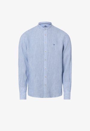 Camicia a maniche lunghe con righe verticali azzurro chiaro e bianche, colletto alla coreana, chiusura frontale con bottoni, polsini e piccolo logo ricamato sul petto.