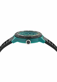 Reloj redondo con un bisel turquesa, caja negra y correa texturizada. Presenta marcas amarillas en una esfera verde y una corona prominente.