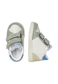 Scarpe in pelle bianca con accenti in suede grigio, due cinturini in velcro, tacco multicolore, forma arrotondata e suola in gomma testurizzata.