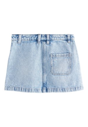 Minigonna in denim azzurro chiaro, con vita aderente, cinque passanti per cintura, una tasca a toppa sul retro e un dettaglio di orlo sfrangiato.