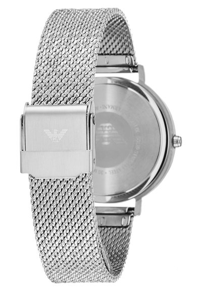 Silbernes Metall-Uhrenarmband mit Schließe und eingraviertem Logo, befestigt an der Rückseite eines runden Uhrengehäuses.