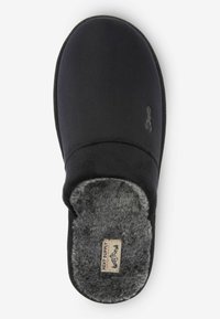 Sort slipper med en glat overdel, grå faux fur-foring, en rund tå og et diskret mærke på indersålen. Flad gummisål.