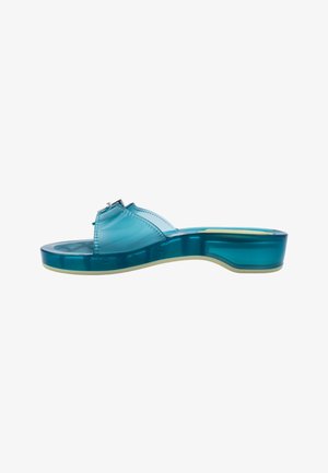 Sandalia tipo sandalia transparente azul verdoso con puntera abierta, tacón bajo de bloque y detalle de hebilla en la correa superior.