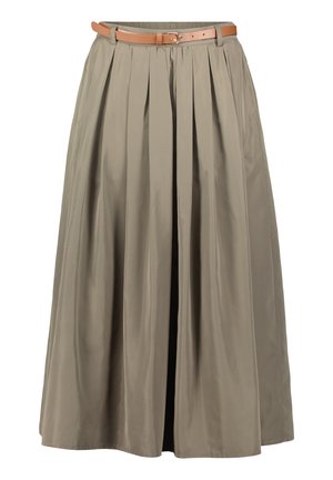 Długa plisowana spódnica z miękkiej tkaniny w stonowanym kolorze khaki, z brązowym skórzanym paskiem i przednim rozcięciem.