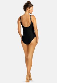 Czarny jednoczęściowy strój kąpielowy z regulowanymi ramiączkami i odkrytymi plecami. Posiada teksturowany materiał i dopasowany krój, idealny do pływania.