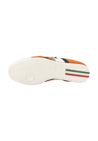 Sneaker in suede arancione con suola in gomma bianca; presenta strisce multicolori e una parte superiore testurizzata. Gli accenti includono dettagli verdi, rossi e blu.