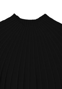 Tessuto a maglia ribbed nero con un collo alto e arrotondato. La texture presenta costruttive verticali, creando un aspetto strutturato.