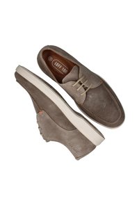Grijze suede schoenen met een ronde neus, witte rubberen zool en beige veters. Heeft een oranje accentsteek en een geperst "LOFF 188" merk.