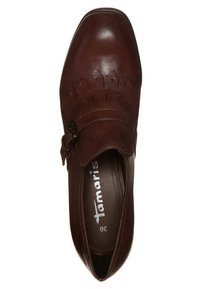 Chaussure en cuir marron avec un bout arrondi, des découpes décoratives sur le dessus, une sangle à boucle et une texture lisse. Taille 36.