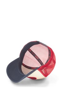 Sarkans un krēms snapback cepure ar acs aizmuguri, izliekts jūras zila malā, un iekšējā joslā ir logotipa detaļas melnā un sarkanā krāsā.