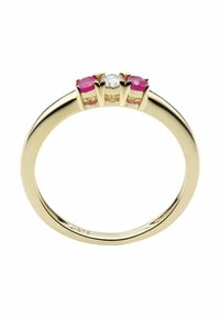 Anello d'oro con un diamante centrale affiancato da due gemme rosa, montato su una fascia lucida dalla forma liscia e arrotondata.