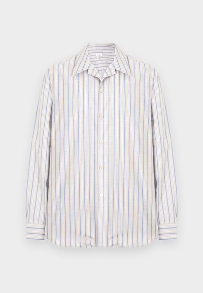 Πουκάμισο με μακριά μανίκια και κουμπιά, με κάθετες ρίγες σε μπεζ, λευκό και ανοιχτό μπλε, γιακά με μυτερή άκρη και μανσέτες με κουμπιά.
