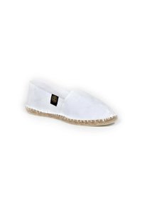 Espadrille blanche avec une tige en toile, une semelle en jute et un design simple. Présente des coutures visibles et une petite étiquette logo sur le côté.