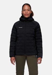 Giacca a vento nera con cappuccio, caratterizzata da una chiusura con zip e un motivo trapuntato. Logo sul lato sinistro del petto, vestibilità slim e polsini elasticizzati.