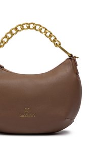 Borsa a mano in pelle marrone con finitura testurizzata, dotata di una tracolla in catena dorata e un dettaglio del logo impresso sul davanti. Design arrotondato.