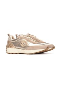 Zapatillas beige con acentos metálicos dorados y diseño de piel de serpiente. Presentan ante texturizado, logo redondo y suela de goma con tracción.