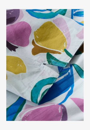 Bloemenstof van katoen in het wit met grote abstracte vormen in roze, geel, groen en blauw. Zichtbare stiksels verbeteren de textuur.