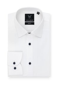 Biała, dopasowana koszula z klasycznym kołnierzykiem, ciemnymi guzikami i mankietem na jeden guzik. Widoczna metka z napisem "Pako Lorente". Gładka struktura.