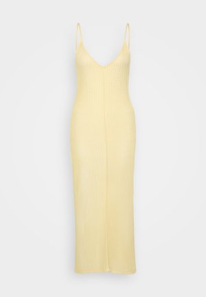 Abito in maglia gialla a coste con scollatura a V e spalline sottili. L'abito presenta una silhouette aderente e un design lungo fino al pavimento.
