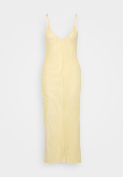 Geribbelde gele gebreide jurk met een V-hals en dunne banden. De jurk heeft een nauwsluitende silhoeet en een vloerlange stijl.